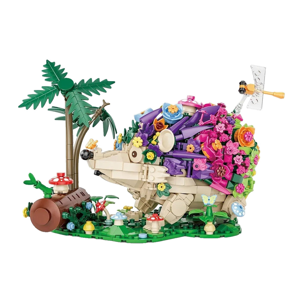 LEGO Hérisson dont le dos est un massif de fleurs, avançant sur un sol vert avec fougère et champignons
