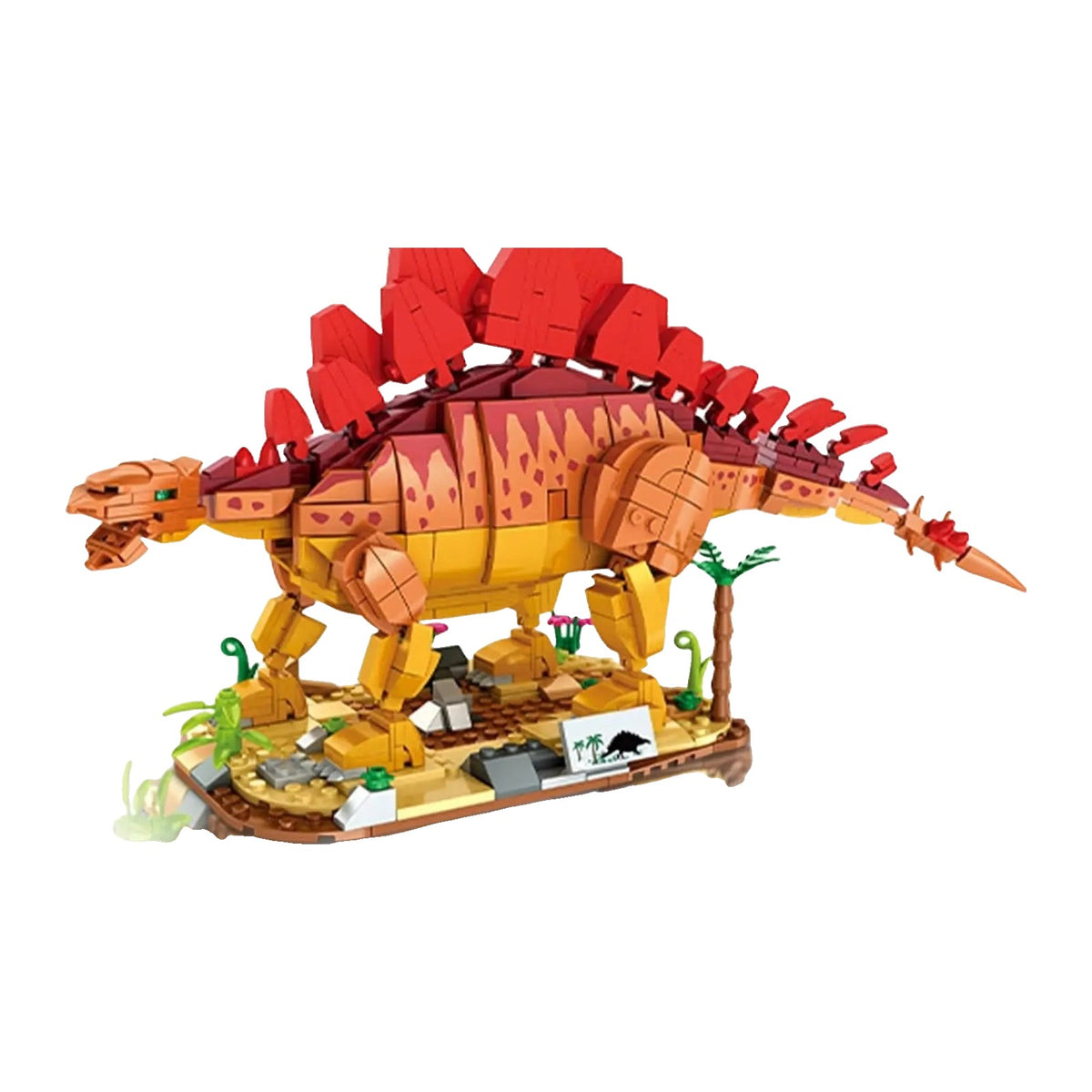 LEGO Stégosaure aux plaques dorsales rouges, posé sur un socle de sable avec deux rochers et un palmier