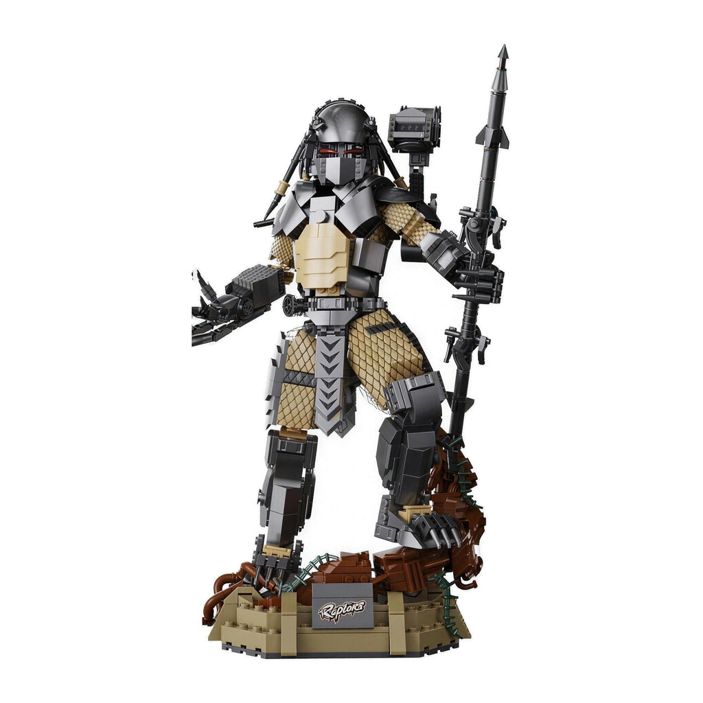 Figura de Predator para construir con ladrillos compatibles con LEGO, de pie sobre su peana, lanza en mano