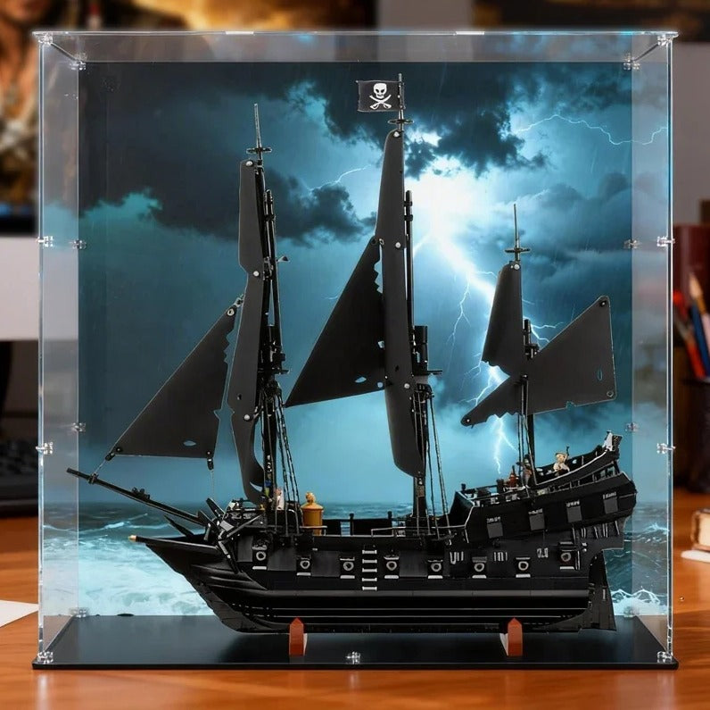 Vitrine LEGO Black Pearl avec fond de tempête